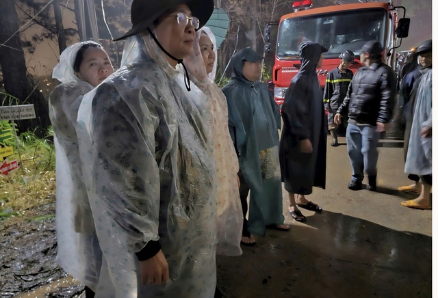 Giải cứu bé gái 8 tuổi trong vụ sạt lở tại Đà Lạt thành công vang dội - Ảnh 4. Giải cứu bé gái 8 tuổi trong vụ sạt lở tại Đà Lạt thành công vang dội - Ảnh 4.