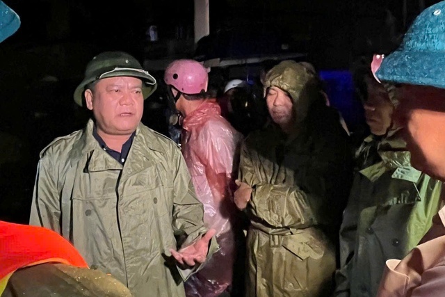 Kh&aacute;nh H&ograve;a huy động nhiều lực lượng ứng cứu người d&acirc;n trong đ&ecirc;m- Ảnh 1.