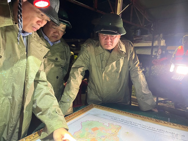 Tân Chủ tịch UBND tỉnh Khánh Hòa yêu cầu huy động tối đa nhân lực cứu dân - Ảnh 1.