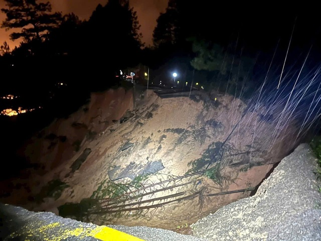 Cận cảnh đèo Mimosa bị xé toạc, đường vào Đà Lạt thêm ách tắc- Ảnh 5. Cận cảnh đèo Mimosa bị xé toạc, đường vào Đà Lạt thêm ách tắc- Ảnh 5.