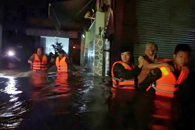 Kh&aacute;nh H&ograve;a huy động nhiều lực lượng ứng cứu người d&acirc;n trong đ&ecirc;m- Ảnh 3.