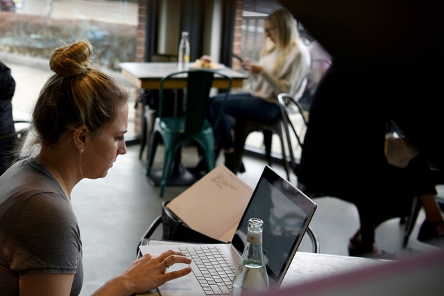 Mặt tối của Wi-Fi công cộng biến người dùng trở thành 'sản phẩm' - Ảnh 1.