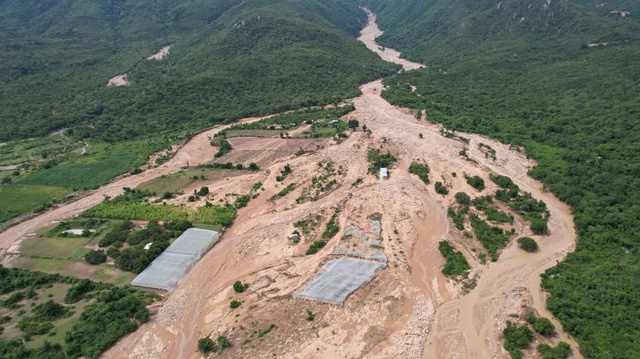 Cận cảnh thôn Phong Phú tan hoang sau vụ vỡ hồ chứa nước gây tang thương - Ảnh 1. Cận cảnh thôn Phong Phú tan hoang sau vụ vỡ hồ chứa nước gây tang thương - Ảnh 1.