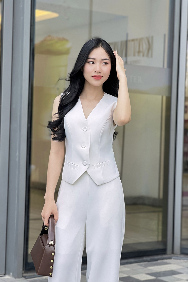 Định hình sự chuyên nghiệp nơi công sở với áo gile- Ảnh 2. Định hình sự chuyên nghiệp nơi công sở với áo gile- Ảnh 2.