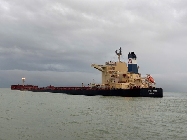 Tàu quặng sắt mắc cạn ở Dung Quất gây lo ngại lớn - Ảnh 1.