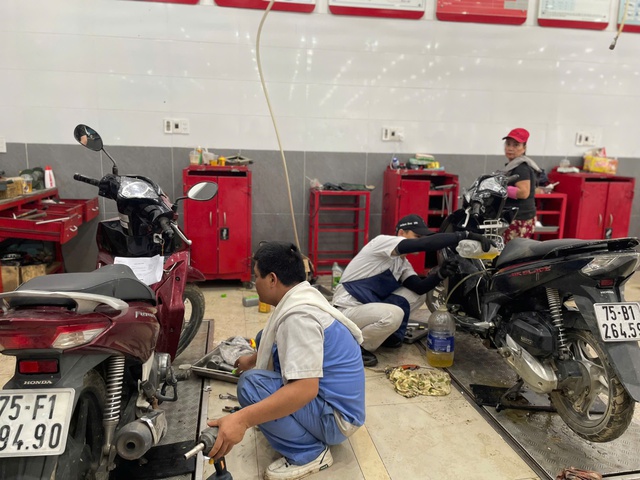 Hệ thống xe m&aacute;y ở Huế sửa xe miễn ph&iacute; cho d&acirc;n v&ugrave;ng lũ trong nửa th&aacute;ng- Ảnh 3.