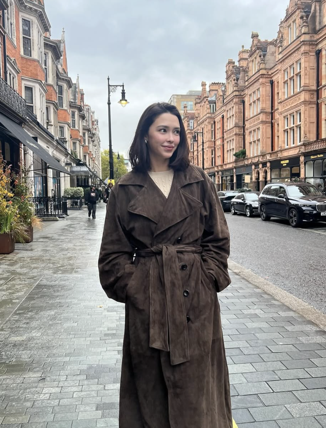 Áo khoác dáng dài giúp nàng sang chảnh trong tích tắc- Ảnh 3. Áo khoác dáng dài giúp nàng sang chảnh trong tích tắc- Ảnh 3.
