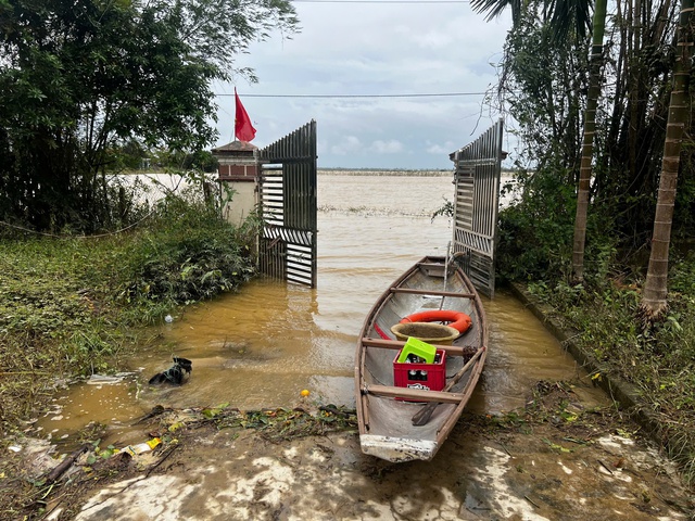 Vừa dọn xong h&agrave;ng t&aacute; b&ugrave;n non, một số tuyến đường nội đ&ocirc; Huế lại ngập lụt- Ảnh 5.