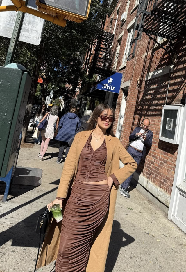 Áo khoác dáng dài giúp nàng sang chảnh trong tích tắc- Ảnh 5. Áo khoác dáng dài giúp nàng sang chảnh trong tích tắc- Ảnh 5.