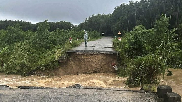 Quảng Ngãi: Phân bổ 100 tỉ đồng hỗ trợ khắc phục hậu quả mưa lũ - Ảnh 2.