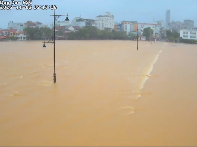 Vừa dọn xong h&agrave;ng t&aacute; b&ugrave;n non, một số tuyến đường nội đ&ocirc; Huế lại ngập lụt- Ảnh 1.