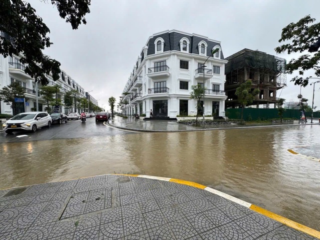 Vừa dọn xong h&agrave;ng t&aacute; b&ugrave;n non, một số tuyến đường nội đ&ocirc; Huế lại ngập lụt- Ảnh 2.