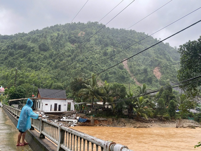 6 ngôi nhà ở xã miền núi TP.Huế bị sập do mưa lớn- Ảnh 2. 6 ngôi nhà ở xã miền núi TP.Huế bị sập do mưa lớn- Ảnh 2.