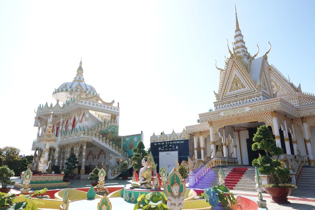 Ghe ngo hơn 20 năm tuổi được 'hồi sinh' bằng nghệ thuật điêu khắc độc đáo- Ảnh 1. Ghe ngo hơn 20 năm tuổi được 'hồi sinh' bằng nghệ thuật điêu khắc độc đáo- Ảnh 1.