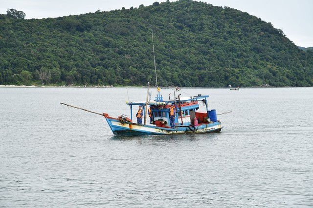 Bắt giữ 2 tàu cá vận chuyển trái phép thiết bị giám sát hành trình tại Phú Quốc - Ảnh 1. Bắt giữ 2 tàu cá vận chuyển trái phép thiết bị giám sát hành trình tại Phú Quốc - Ảnh 1.