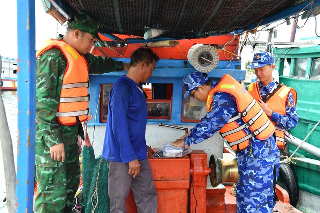 Bắt giữ 2 tàu cá vận chuyển trái phép thiết bị giám sát hành trình tại Phú Quốc - Ảnh 2. Bắt giữ 2 tàu cá vận chuyển trái phép thiết bị giám sát hành trình tại Phú Quốc - Ảnh 2.