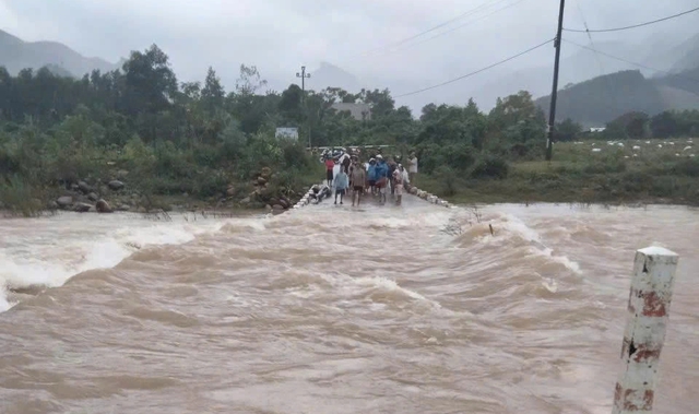 Quảng Trị: 1 người mất tích do vượt qua ngầm tràn có nước lũ dâng cao- Ảnh 1. Quảng Trị: 1 người mất tích do vượt qua ngầm tràn có nước lũ dâng cao- Ảnh 1.