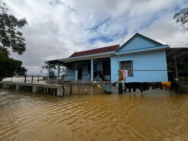 Vừa dọn xong h&agrave;ng t&aacute; b&ugrave;n non, một số tuyến đường nội đ&ocirc; Huế lại ngập lụt- Ảnh 4.