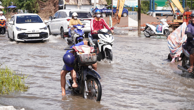  Cà Mau ứng phó cao điểm triều cường, vận hành hơn 300 cống đập ven biển - Ảnh 1.