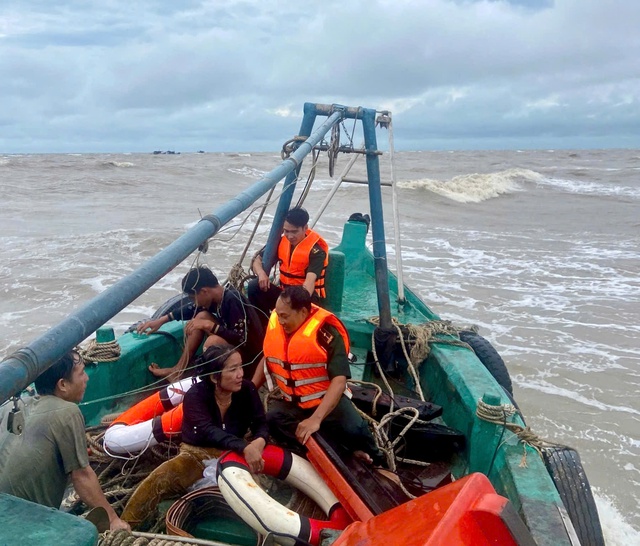 Biên phòng Khánh Hội cứu kịp hai ngư dân bị chìm tàu giữa sóng lớn - Ảnh 1.