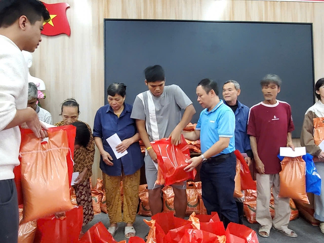 Mang nghĩa tình người Quy Nhơn đến vùng lũ xứ Huế - Ảnh 2.