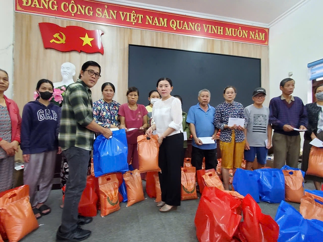 Mang nghĩa tình người Quy Nhơn đến vùng lũ xứ Huế - Ảnh 3.