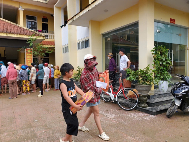 Mang nghĩa tình người Quy Nhơn đến vùng lũ xứ Huế - Ảnh 4.