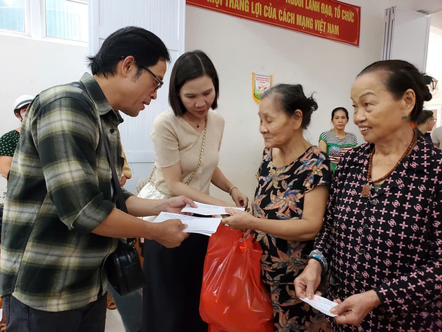 Mang nghĩa tình người Quy Nhơn đến vùng lũ xứ Huế - Ảnh 5.