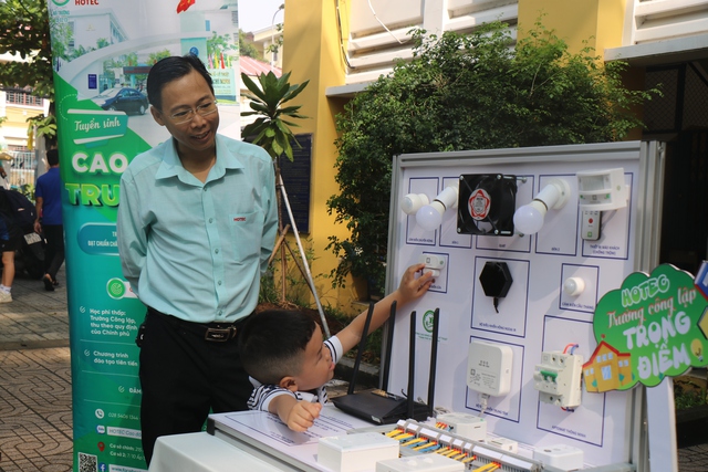 TP.HCM: Ông Lê Quốc Phong dự ngày hội đại đoàn kết tại phường Bình Phú- Ảnh 4. TP.HCM: Ông Lê Quốc Phong dự ngày hội đại đoàn kết tại phường Bình Phú- Ảnh 4.