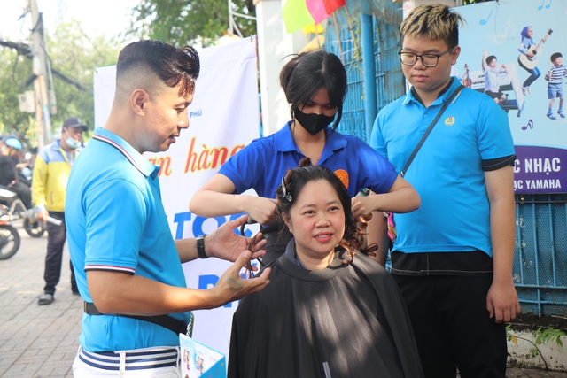 TP.HCM: Ông Lê Quốc Phong dự ngày hội đại đoàn kết tại phường Bình Phú- Ảnh 5. TP.HCM: Ông Lê Quốc Phong dự ngày hội đại đoàn kết tại phường Bình Phú- Ảnh 5.