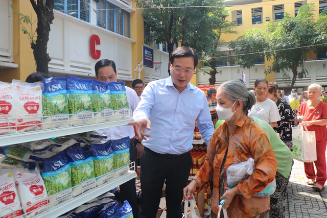 TP.HCM: Ông Lê Quốc Phong dự ngày hội đại đoàn kết tại phường Bình Phú- Ảnh 2. TP.HCM: Ông Lê Quốc Phong dự ngày hội đại đoàn kết tại phường Bình Phú- Ảnh 2.