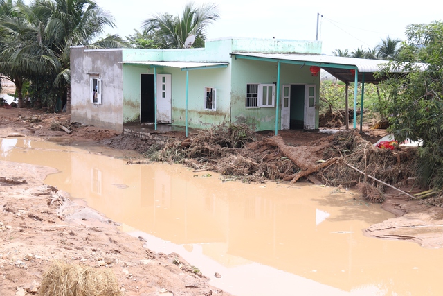 Cận cảnh thôn Phong Phú tan hoang sau vụ vỡ hồ chứa nước gây tang thương - Ảnh 7. Cận cảnh thôn Phong Phú tan hoang sau vụ vỡ hồ chứa nước gây tang thương - Ảnh 7.