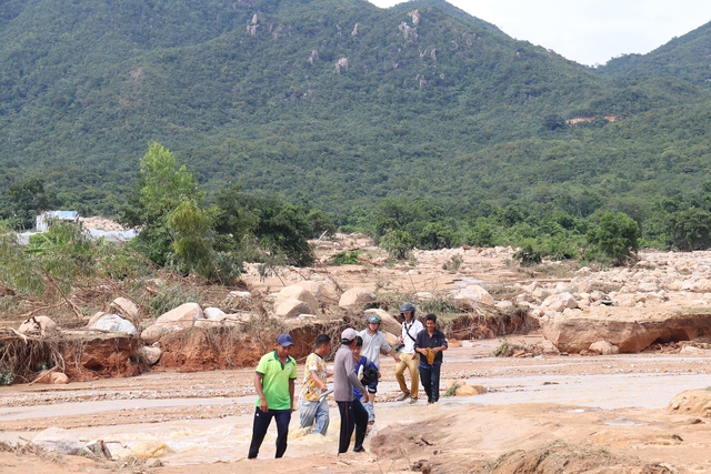 Cận cảnh thôn Phong Phú tan hoang sau vụ vỡ hồ chứa nước gây tang thương - Ảnh 6. Cận cảnh thôn Phong Phú tan hoang sau vụ vỡ hồ chứa nước gây tang thương - Ảnh 6.
