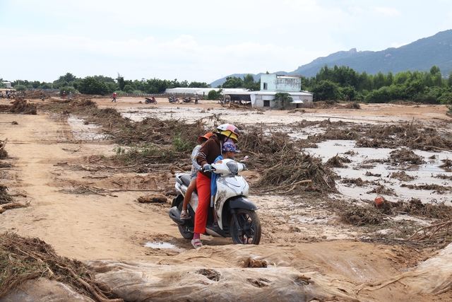 Cận cảnh thôn Phong Phú tan hoang sau vụ vỡ hồ chứa nước gây tang thương - Ảnh 10. Cận cảnh thôn Phong Phú tan hoang sau vụ vỡ hồ chứa nước gây tang thương - Ảnh 10.