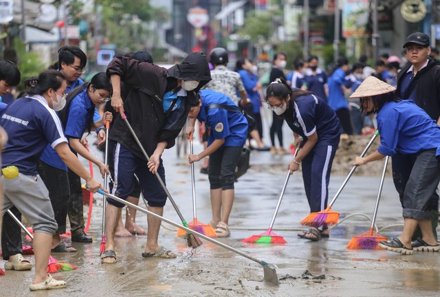 Vừa dọn xong h&agrave;ng t&aacute; b&ugrave;n non, một số tuyến đường nội đ&ocirc; Huế lại ngập lụt- Ảnh 3.