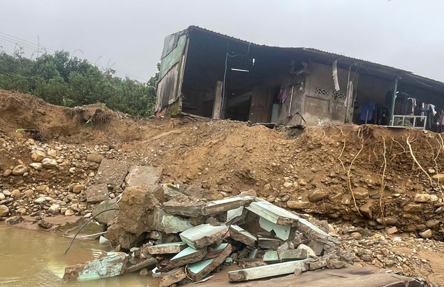 6 ngôi nhà ở xã miền núi TP.Huế bị sập do mưa lớn- Ảnh 1. 6 ngôi nhà ở xã miền núi TP.Huế bị sập do mưa lớn- Ảnh 1.
