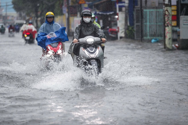 Dự báo thời tiết TP.HCM: Mưa lớn diện rộng 10 ngày, có thể ngập nước nhiều nơi - Ảnh 2.