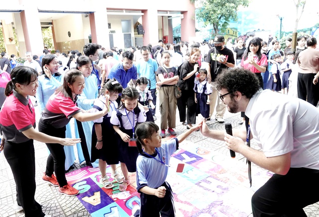 Dạy tiếng Anh bắt buộc từ lớp 1: 3 việc cần làm - Ảnh 1.