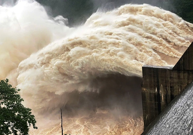 Đà Nẵng: Nước sông dâng trở lại do mưa lớn cùng với loạt thủy điện xả lũ- Ảnh 1. Đà Nẵng: Nước sông dâng trở lại do mưa lớn cùng với loạt thủy điện xả lũ- Ảnh 1.