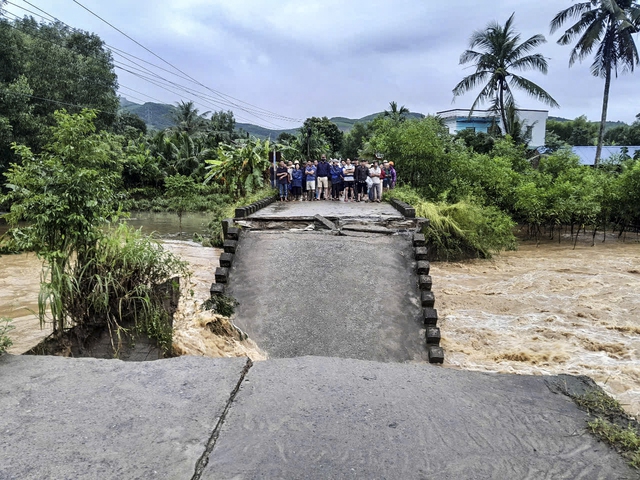 Quảng Ngãi: Lũ cuốn sập cầu Cây Sung, 250 hộ dân bị cô lập- Ảnh 1. Quảng Ngãi: Lũ cuốn sập cầu Cây Sung, 250 hộ dân bị cô lập- Ảnh 1.