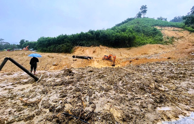 Đà Nẵng: Nước sông dâng trở lại do mưa lớn cùng với loạt thủy điện xả lũ- Ảnh 2. Đà Nẵng: Nước sông dâng trở lại do mưa lớn cùng với loạt thủy điện xả lũ- Ảnh 2.