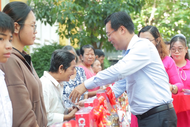 TP.HCM: Ông Lê Quốc Phong dự ngày hội đại đoàn kết tại phường Bình Phú- Ảnh 1. TP.HCM: Ông Lê Quốc Phong dự ngày hội đại đoàn kết tại phường Bình Phú- Ảnh 1.