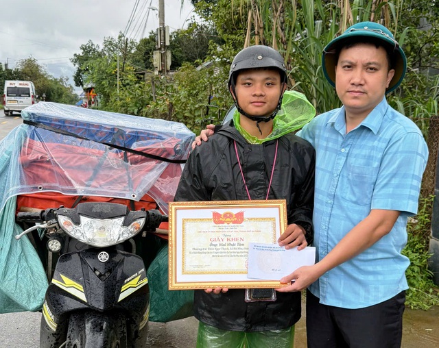 Đ&agrave; Nẵng: Khen thưởng nam shipper c&ugrave;ng người đ&agrave;n &ocirc;ng dũng cảm cứu người trong lũ dữ- Ảnh 1.