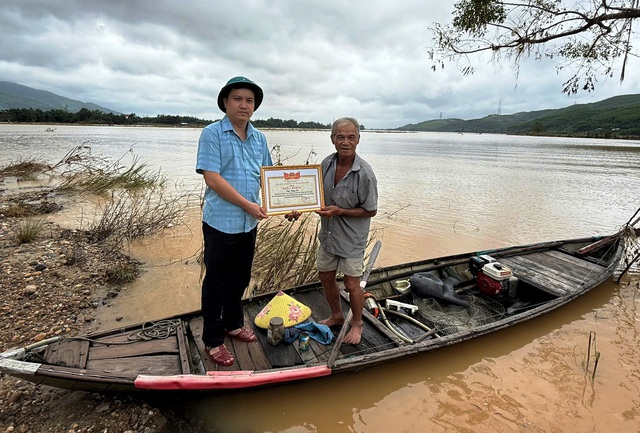 Đ&agrave; Nẵng: Khen thưởng nam shipper c&ugrave;ng người đ&agrave;n &ocirc;ng dũng cảm cứu người trong lũ dữ- Ảnh 2.