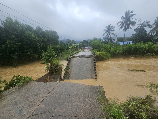 Quảng Ngãi: Làm cầu sắt tạm giúp hơn 1.800 người dân tránh bị cô lập - Ảnh 3.