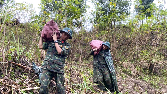Quảng Ngãi: Gần 200 bộ đội mở đường vào 5 thôn bị cô lập ở Ngọc Linh- Ảnh 2.