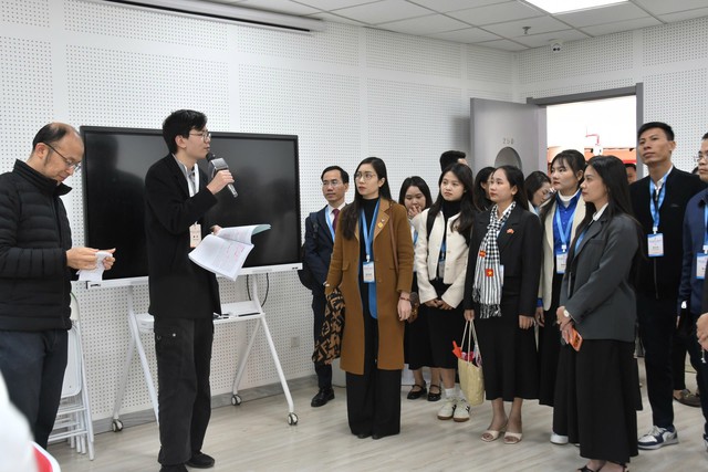 Thanh ni&ecirc;n tự h&agrave;o nghe kể về dấu ấn Chủ tịch Hồ Ch&iacute; Minh - Ảnh 4.