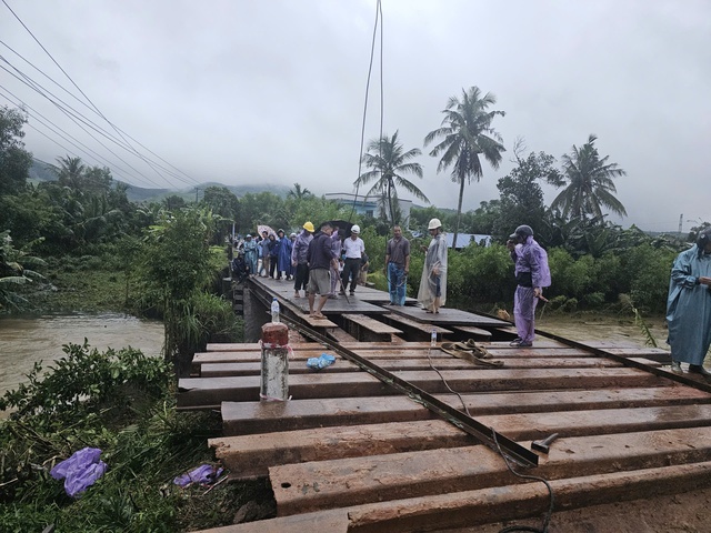 Quảng Ngãi: Làm cầu sắt tạm giúp hơn 1.800 người dân tránh bị cô lập - Ảnh 1.
