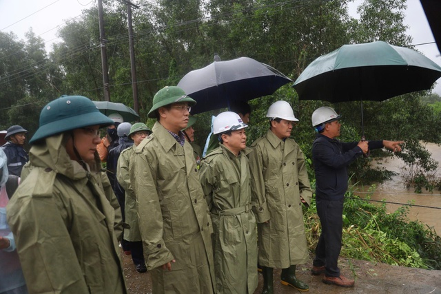 Quảng Ngãi: Làm cầu sắt tạm giúp hơn 1.800 người dân tránh bị cô lập - Ảnh 2.