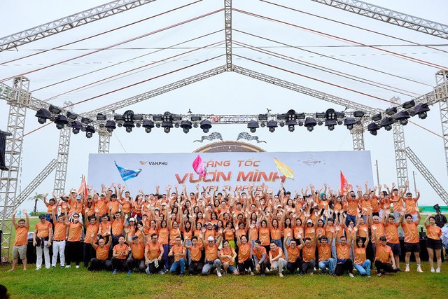 Văn Ph&uacute; được vinh danh Top 100 nơi l&agrave;m việc tốt nhất Việt Nam 2025 - Ảnh 2.